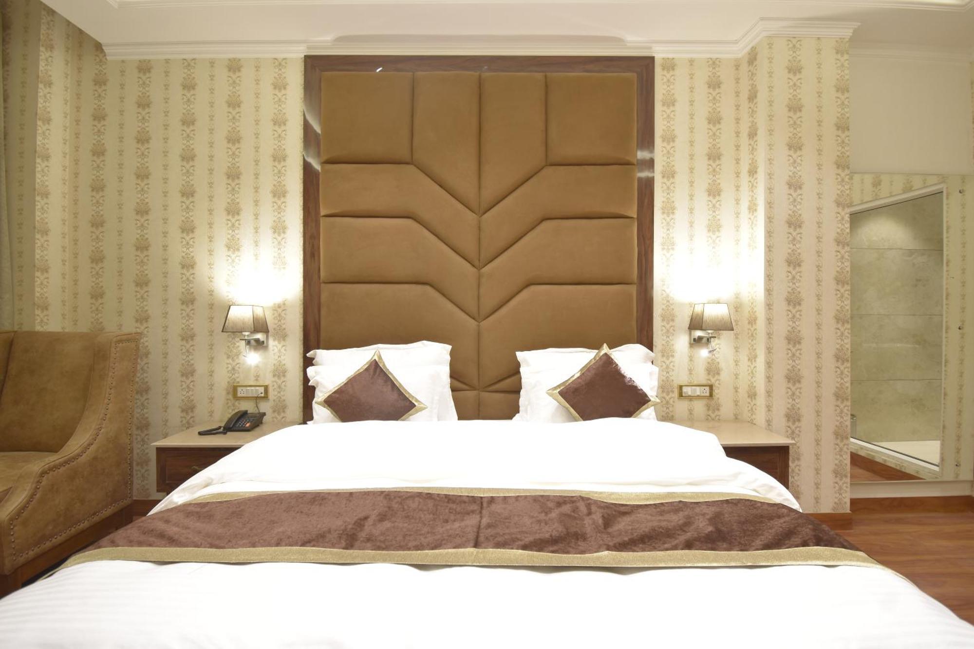 Grand Him Queen Ac Centralized Dharamshala Exterior photo
